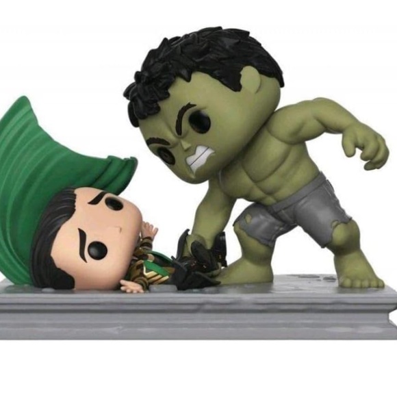 New in Box FUNKO POP! MOVIE MOMENTS: Hulk Smashing Loki 362 - Picture 3 of 3
